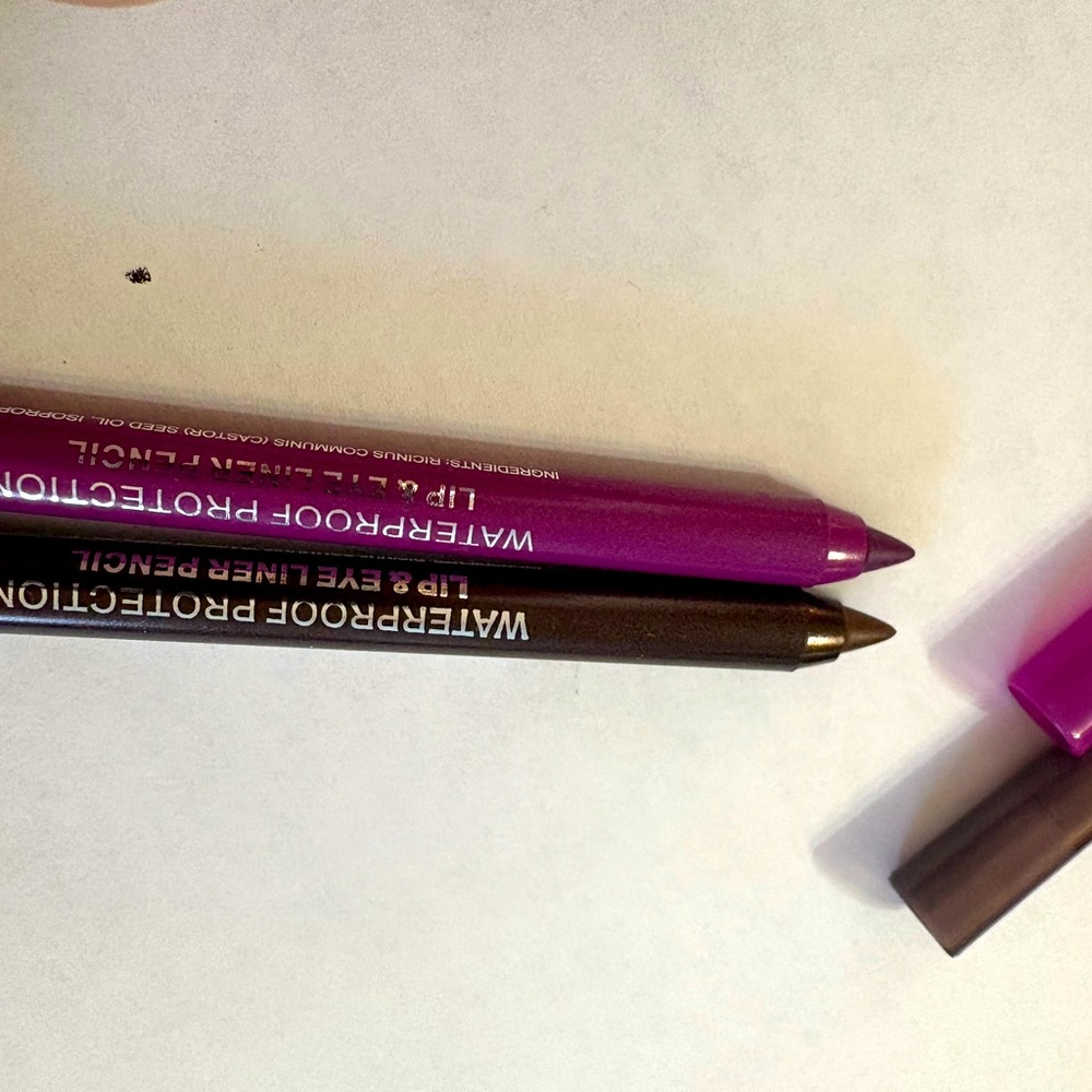 Lipliner & eyeliner combo pencils new
Waterproof maroon and dark chocolate brown